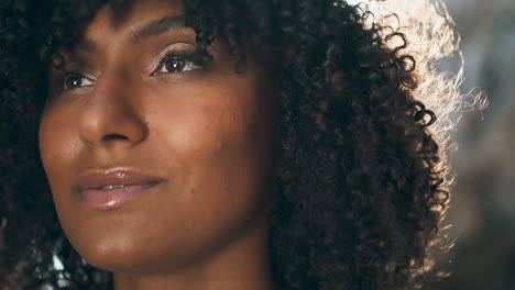 Nahaufnahme,-Hübsches-Frauengesicht-Mit-Dunklem-Haar,-Lächelnd.-Porträt-Eines-Afroamerikanischen-Mädchens
