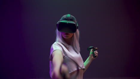 Erfahrene-Frau-Genießt-VR-Erfahrung-Allein.-Mädchen-Spielt-Und-Schießt-In-Virtueller-Welt