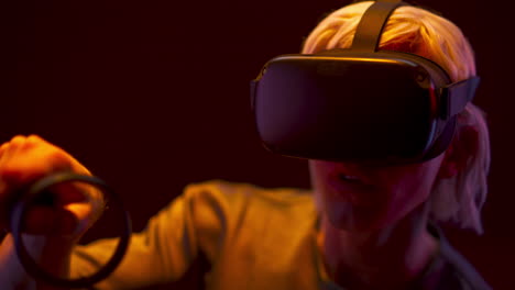 Nahaufnahme-Eines-Aufgeregten-Mannes,-Der-Ein-VR-Headset-Videospiel-Erlebt.-Virtuelle-Realität-Des-Spielers