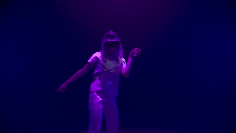 Cyber-Mädchen-Tanzt-Virtual-Reality-Brille-In-Neonlicht.-Glücklicher-Spieler-Genießt