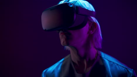Fokussierter-Mann-Mit-VR-Headset,-Der-3D-Filme-Mit-Neonlicht-In-Nahaufnahme-Ansieht.-Zukunftstechnologien