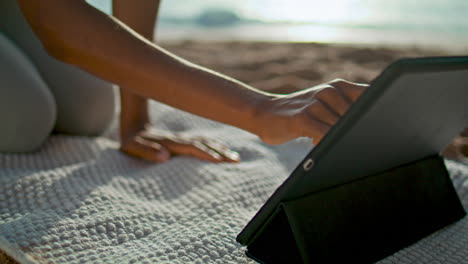 Mädchen-Benutzt-Tablet-Am-Strand,-Nahaufnahme.-Frau-Legt-Tablet-Computer-Auf-Yogamatte.