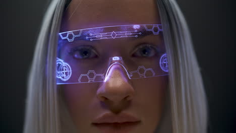 VR-Brille,-Mädchen-Mit-Offenen-Augen,-Nahaufnahme.-Futuristisches-Frauengesicht-Mit-Intelligenter-Schutzbrille