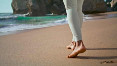 Frau-Füße-Gehen-Sand-Schönen-Strand-Nahaufnahme.-Unbekanntes-Mädchen-Tritt-An-Die-Küste