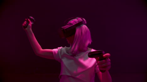 Nahaufnahme-Eines-Mädchens-Mit-VR-Brille,-Das-Eine-Metaverse-Simulation-Spielt.-Fokussierter-Gamer-In-Neon