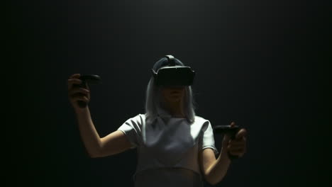 Schönes-Mädchen-Mit-VR-Headset-Im-Blinkenden-Licht.-Futuristischer-Gamer-Spielt