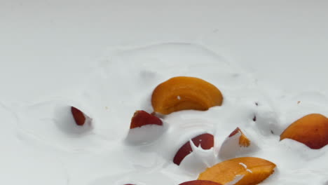 Frischer-Bio-Aprikosenjoghurt-Hintergrund-Aus-Nächster-Nähe.-Köstliches-Obst-Auf-Milchgetränk