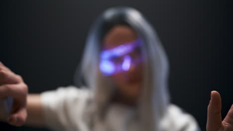 Nahaufnahme-Einer-Frau-Mit-VR-Brille,-Die-Den-Cyberspace-Analysiert.-Mädchenerfahrung-Mit-Zukünftigen-Geräten