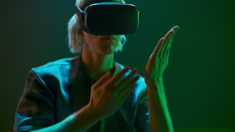 VR-Brille,-Person,-Die-Metaverse-Tanzt,-Nahaufnahme.-Tausendjähriger-Mann-Entspannt-3D-Headset