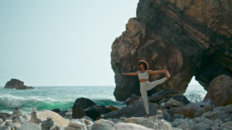 Frau-Praktiziert-Yoga-Stehend-Ein-Bein-Auf-Felsigen-Meeresküste-Sommertag-Vertikal
