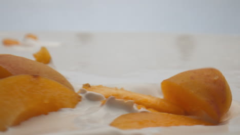 Fallender,-Saftiger-Aprikosenjoghurt-In-Superzeitlupe,-Nahaufnahme.-Fruchtiger-Milchshake.