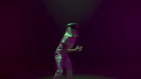 Fröhliches-Mädchen-Tanzt-VR-Headset-In-Neonlicht.-Futuristisches-Millennial-Genießt