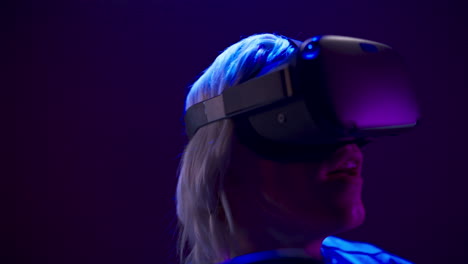 Mann-Mit-VR-Headset-Spielt-3D-Videospiel-In-Nahaufnahme.-Metaverse-Technologiekonzept