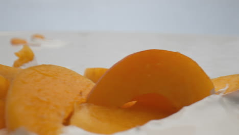 Nahaufnahme-Frischer-Aprikosenjoghurt-Mit-Saftigen-Fruchtstücken-Im-Hintergrund.-Milchfrühstück