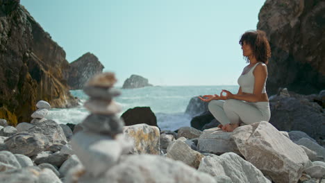 Mujer-Meditando-Postura-De-Loto-En-La-Playa-De-Piedra-Ursa-Verticalmente.-Niña-Practicando-Yoga