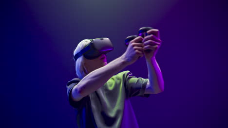 Aufgeregte-Person,-Die-VR-Bogenschießen-Videospiel-Genießt.-Tausendjähriger-Mann-Zielt-Auf-Ziel