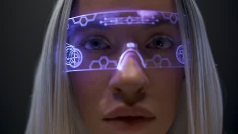 Nahaufnahme-Des-Gesichts-Eines-Jugendlichen-Mit-Futuristischer-VR-Brille.-Mädchen-Spielt-Online-Videospiel