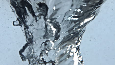 Wasser-Wirbelt-Durch-Transparentes-Glas,-Nahaufnahme.-Eisiger-Flüssigkeitswirbel-Mit-Luftblasen