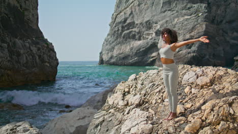 Frau,-Die-Sich-An-Einem-Sommermorgen-Vertikal-Am-Strand-Ausdehnt.-Mädchen,-Das-Yoga-In-Der-Nähe-Des-Ozeans-Praktiziert.
