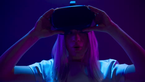 Überraschter-Jugendlicher-Nimmt-3D-Reality-Brille-Ab.-Frau-Erlebt-VR-Brille