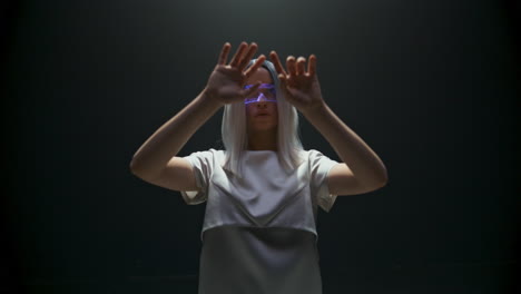 VR-Frau-Genießt-Augmented-Reality-In-Nahaufnahme.-Schönes-Mädchen-Gestikuliert-Und-Berührt