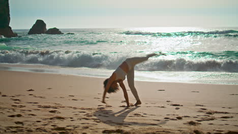 Aktives-Mädchen-Macht-Gymnastikelemente-In-Meereswellen,-Sonniger-Tag,-Vertikale-Aufnahme