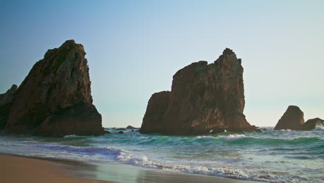 Felsklippen,-Die-Die-Meeresoberfläche-Ansteigen-Lassen,-Portugal,-Strand,-Sommerabend,-Hochformat