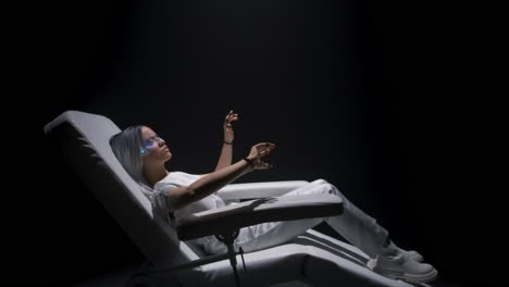 VR-Gamer-Sitzt-Auf-Einem-Beweglichen-Interaktiven-Stuhl.-Frau-Erlebt-Konsolensimulation