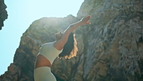 Afrikanische-Frau,-Die-Am-Ursa-Beach-Die-Hände-Zum-Himmel-Hebt.-Mädchen-Praktiziert-Yoga-In-Der-Natur