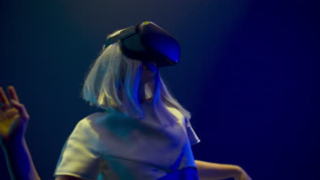 Spielsüchtige-Frau-Bewegt-Sich-Mithilfe-Des-VR-Unterhaltungskonzepts-Im-Unsichtbaren-Raum