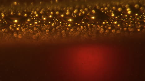 Nahaufnahme-Der-Textur-Von-Alkoholflüssigkeitsblasen.-Goldenes-Craft-Beer,-Sprudelnde-Oberfläche