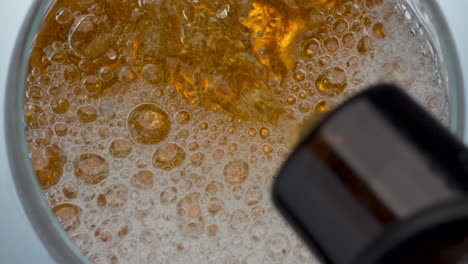 Flasche-Gießt-Craft-Beer-In-Glas,-Nahaufnahme.-Lagerstrom,-Der-Schaum-Im-Getränk-Bildet