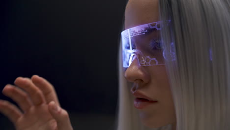 Nahaufnahme-Einer-Frau-Mit-VR-Brille,-Die-Innovationen-Im-Cyberspace-Analysiert.-Mädchen-In-Der-Virtuellen-Welt