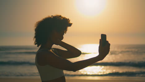 Lächelnde-Frau-Macht-Selfie-Bei-Sonnenaufgang-Am-Ursa-Beach,-Nahaufnahme.-Mädchen-Posiert-Vor-Der-Kamera