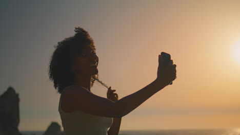 Frau-Macht-Selbstporträt-Mit-Smartphone-Bei-Sonnenaufgang,-Nahaufnahme.-Mädchen-Posiert-Für-Selfie