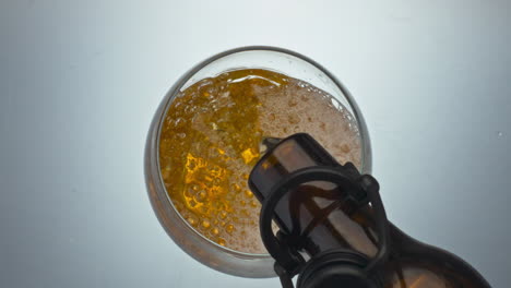 Cerveza-Lager-Vertiendo-Primer-Plano-De-Vidrio.-Copa-De-Llenado-De-Chorro-De-Líquido-De-Lúpulo-Alcohólico