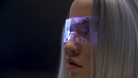 Konzentrierter-Spieler-Mit-Augmented-Reality-Brille-In-Nahaufnahme.-VR-Spieler-Genießt-3D