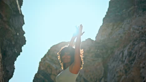 Sonne-Scheint,-Sportliche-Frau-Praktiziert-Yoga-Am-Ursa-Beach,-Nahaufnahme.-Mädchen-Trainiert