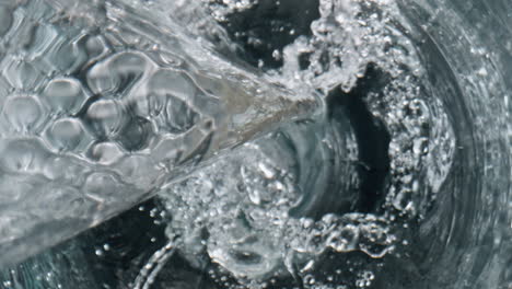 Nahaufnahme-Von-Reinem-Wasser-Aus-Fallendem-Glas.-Kühle-Kristallflüssigkeit,-Die-Ein-Transparentes-Gefäß-Füllt