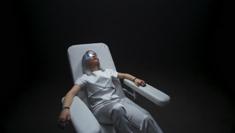 VR-Headset,-Jugendlicher-Entspannt-Sich-In-Einem-Sessel-Mit-Sensoren-Und-Handschuhen.-Frau-Verwendet-Intelligente-Schutzbrille