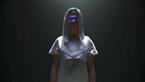 Mädchen-Trägt-Holografische-Brille-Vor-Dunklem-Hintergrund,-Nahaufnahme.-Virtual-Reality-Player