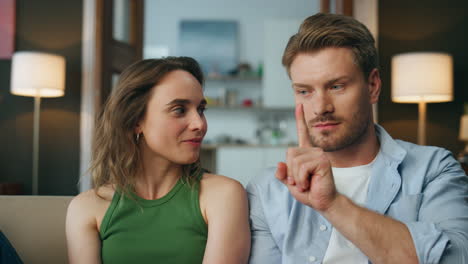 Closeup-relaxed-lovers-talking-at-home-weekend.-Gesturing-man-explaining-woman