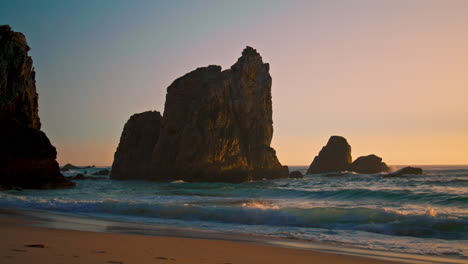 Wunderschöne-Meereslandschaft-Am-Ursa-Beach,-Atlantikoberfläche-Bei-Sonnenaufgang,-Vertikale-Aufnahme