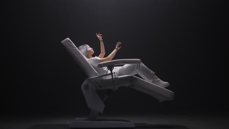Erstauntes-Mädchen-Mit-VR-Sensorhandschuhen-Im-Sessel-Sitzend.-Frau-Spielt-Mit-Zukunftsgerät