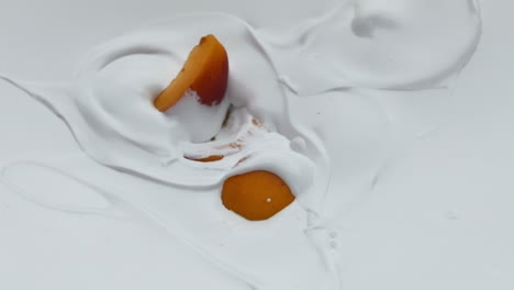 Herabfallender-Joghurt-Aus-In-Scheiben-Geschnittenen-Aprikosen-In-Superzeitlupe,-Nahaufnahme.-Natürliches-Frühstück.