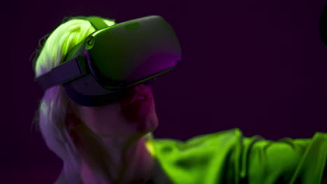 Ernsthafter-Mann-Mit-VR-Brille-Und-Controllern-In-Videospiel-Nahaufnahme.-Zukunftskonzept