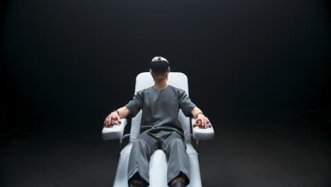 Beteiligter-Mann-Startet-VR-Headset-Erlebnis-Im-Dunklen-Raum.-Spieler-Bereitet-Sich-Auf-Spiel-Vor