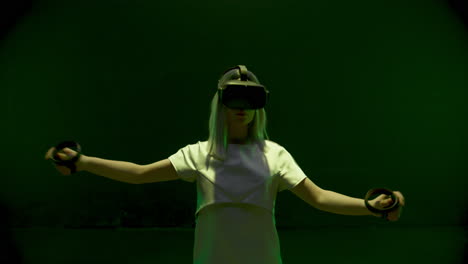 Neon-Mädchen-Spielt-VR-Spiel-In-Headset-Nahaufnahme.-Schönes-Millennial-Mit-Konsole