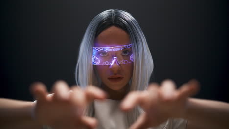 Kreative-Frau-Gibt-VR-Headset-In-Der-Hand-Und-Tippt-Nahaufnahme.-Mädchen-Spielt-Mit-Den-Armen-Im-3D-Universum