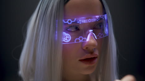 Nahaufnahme-Einer-Intelligenten-Frau,-Die-Informationen-In-Einer-Digitalen-Brille-Analysiert.-High-Tech-Konzept